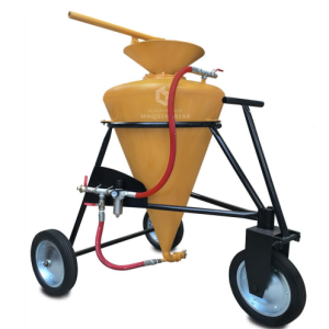 Cargador de ANFO para carga de explosivos en operaciones de tronadura minera.
